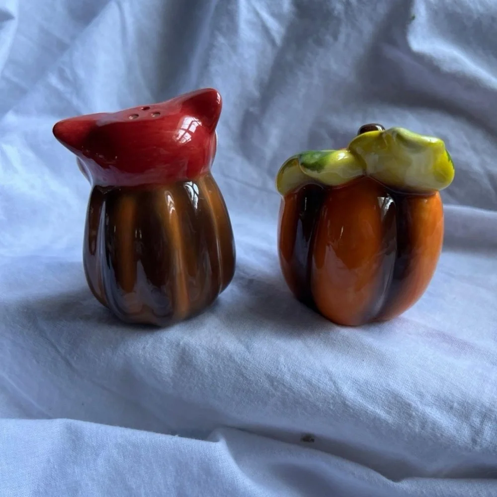 Fall/Halloween salt and pepper shakers - Picture 3 of 4